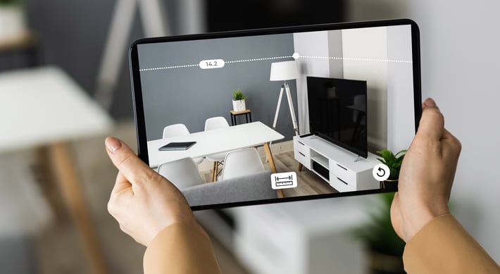 Using a tablet to take the dimensions of a room thanks to augmented reality